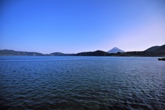 青い空と青い湖 