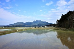 金峰山と田んぼ