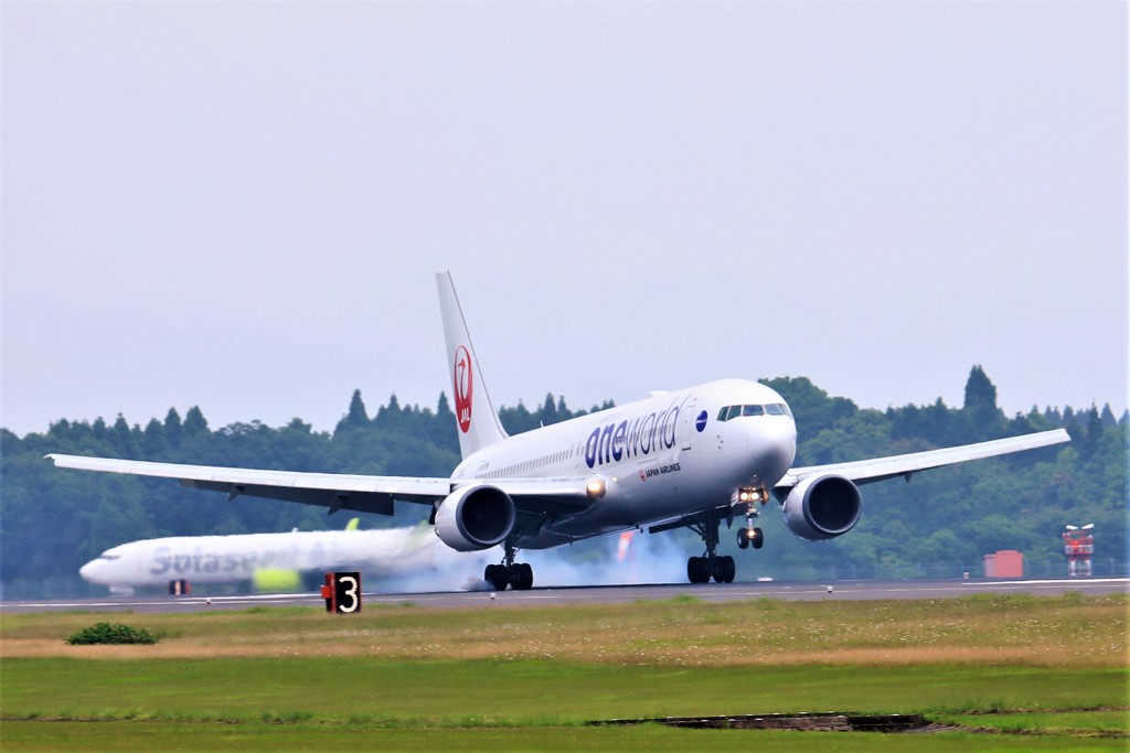 Boeing 767-300 touch down