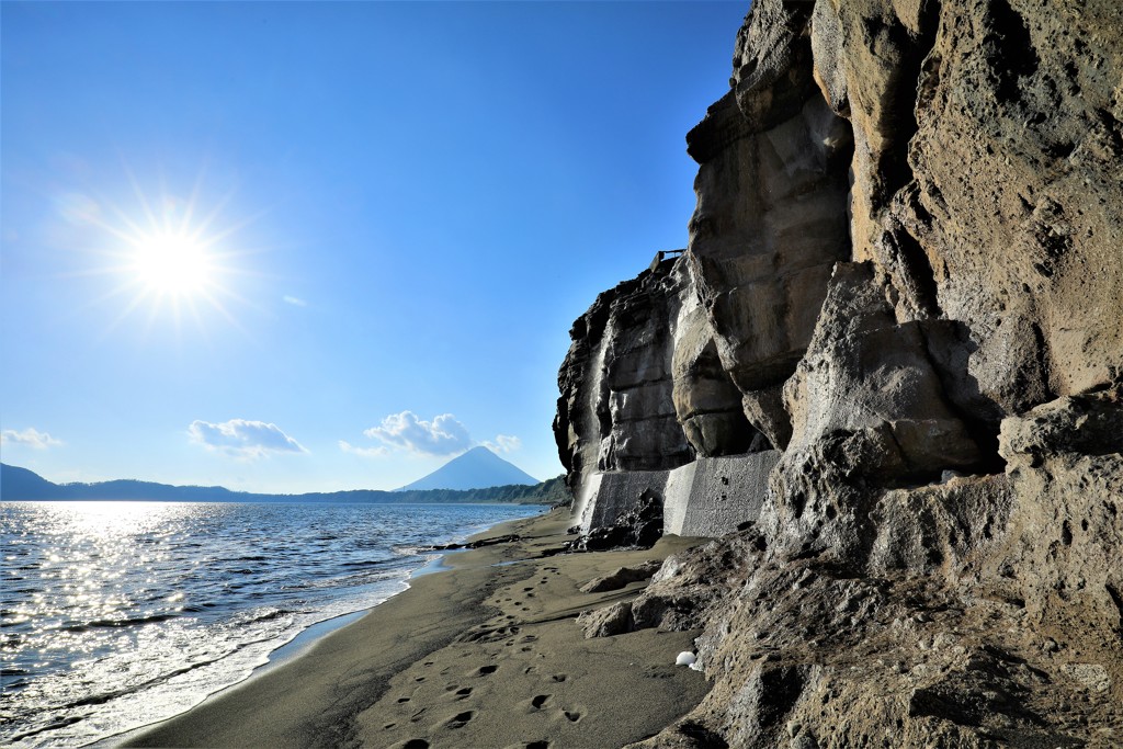 伏目海岸からの開聞岳