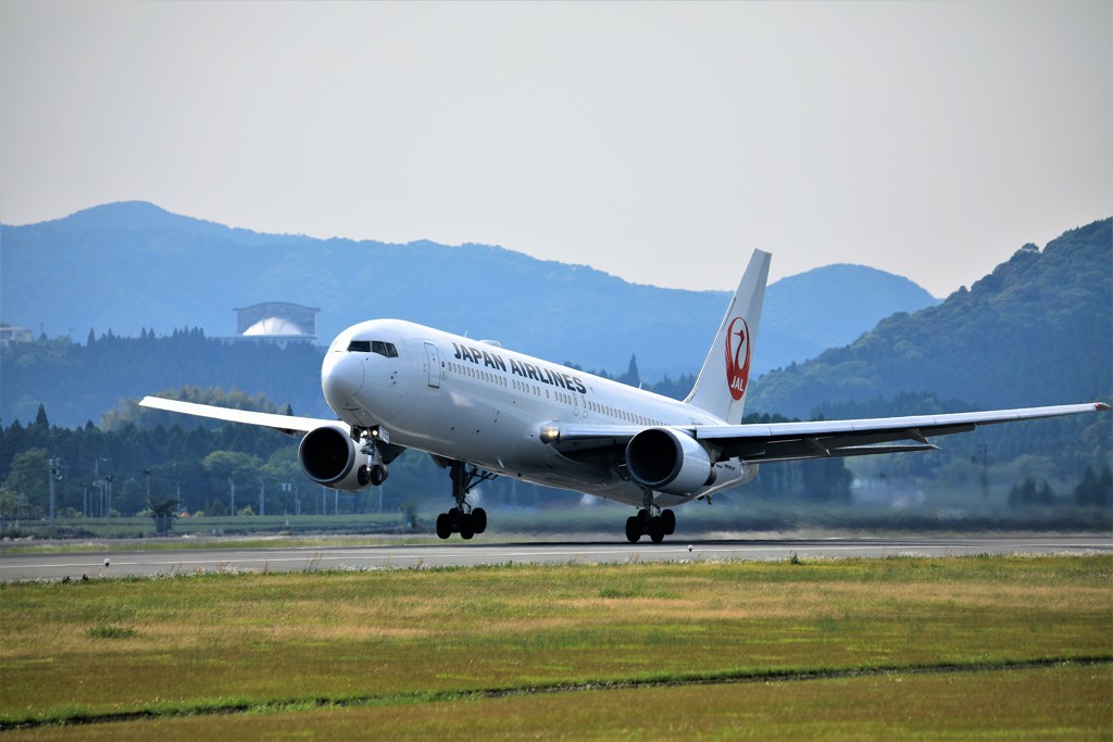 Boeing 767-300 take off