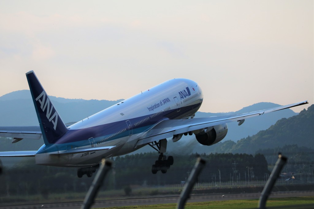 takeoff Boeing 777-281