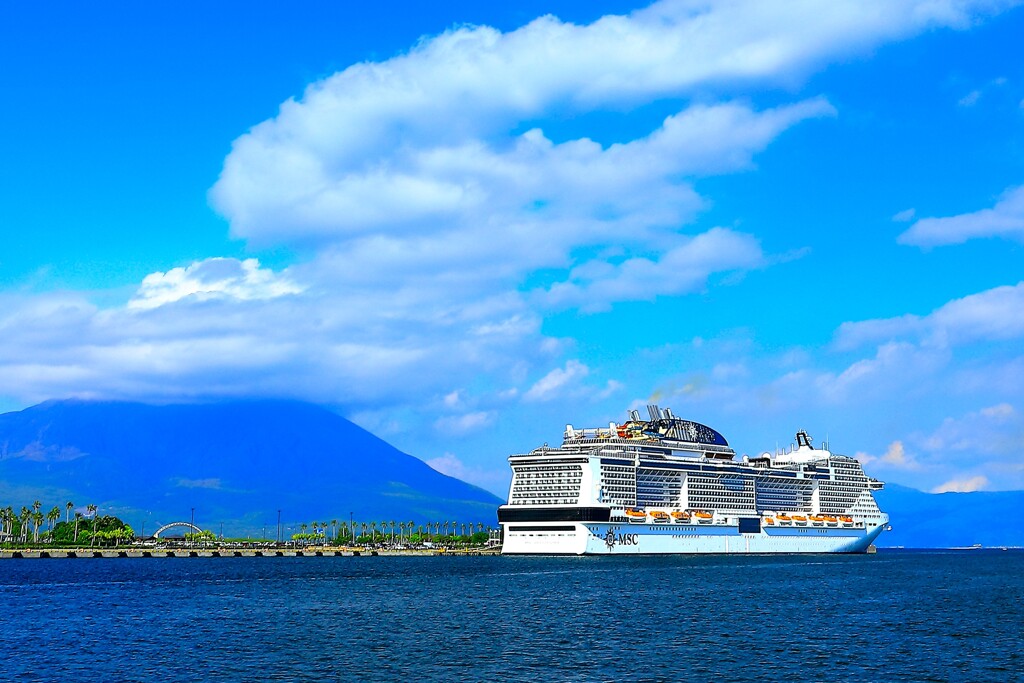 桜島とMSCベリッシマ