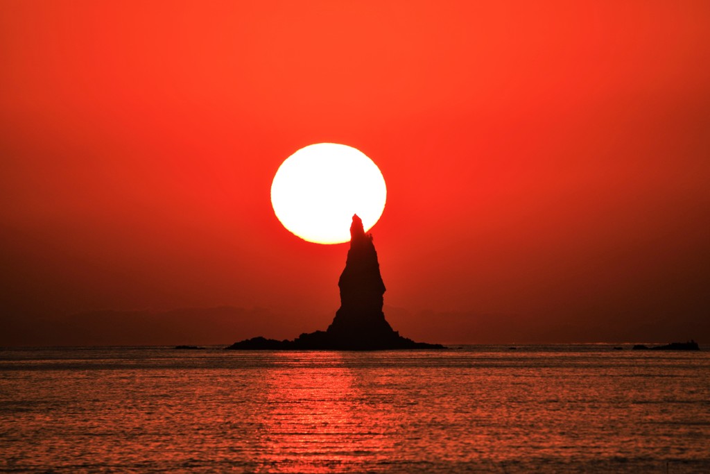 立神岩に沈む夕日 2