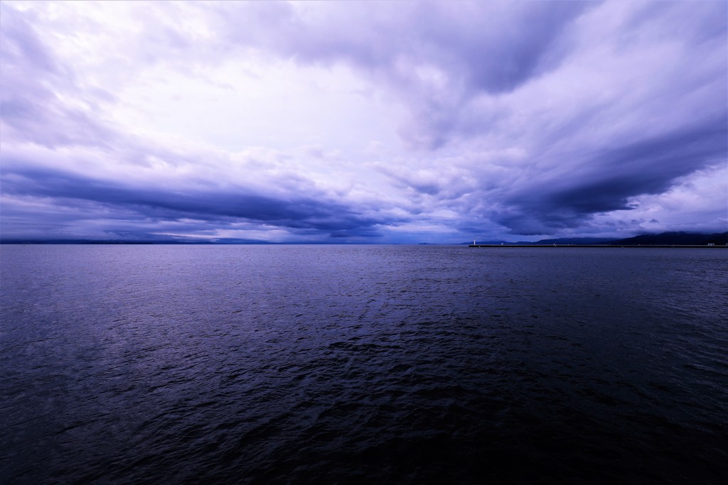 迫りくる雲