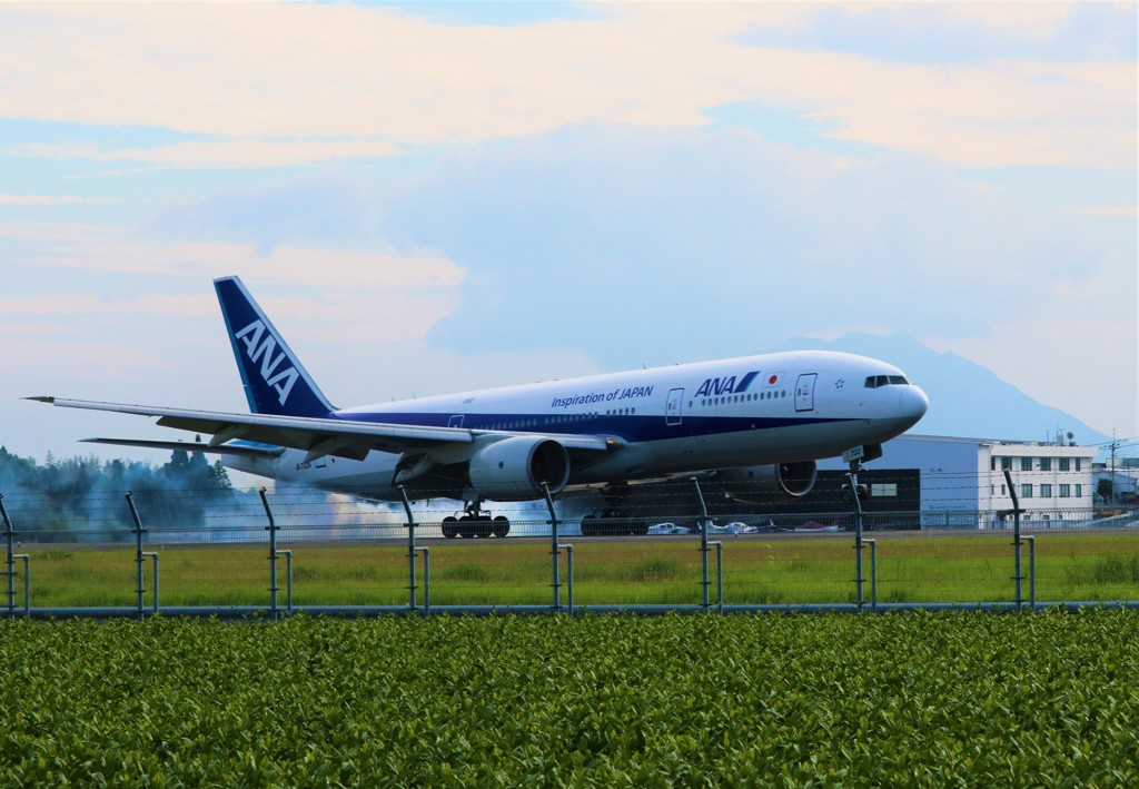 touch down Boeing 777-281