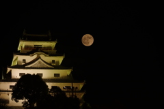 満月と唐津城