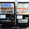 「黒夢」デザインのドリンクの自販機