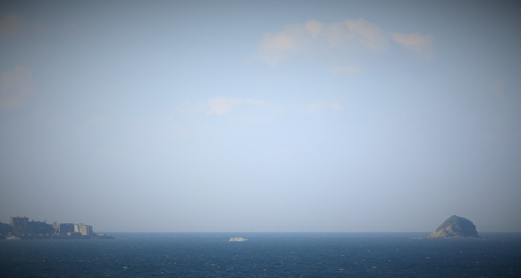 軍艦島と小さな島