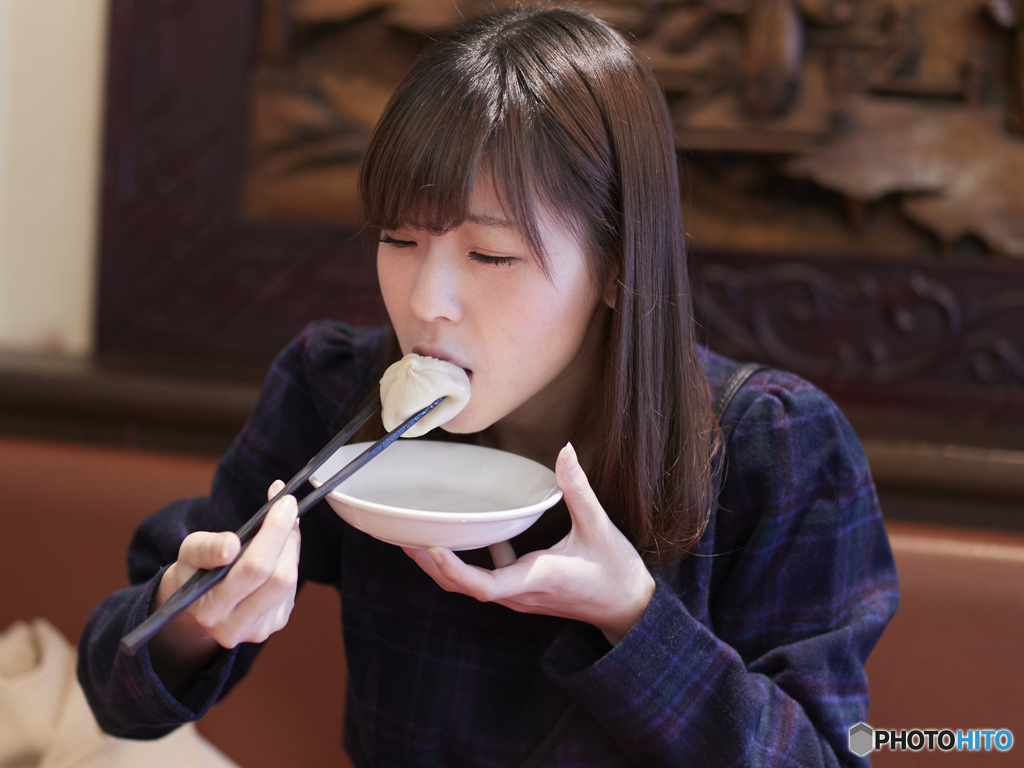 少女A　中華街オフショット　小籠包　アチチ！