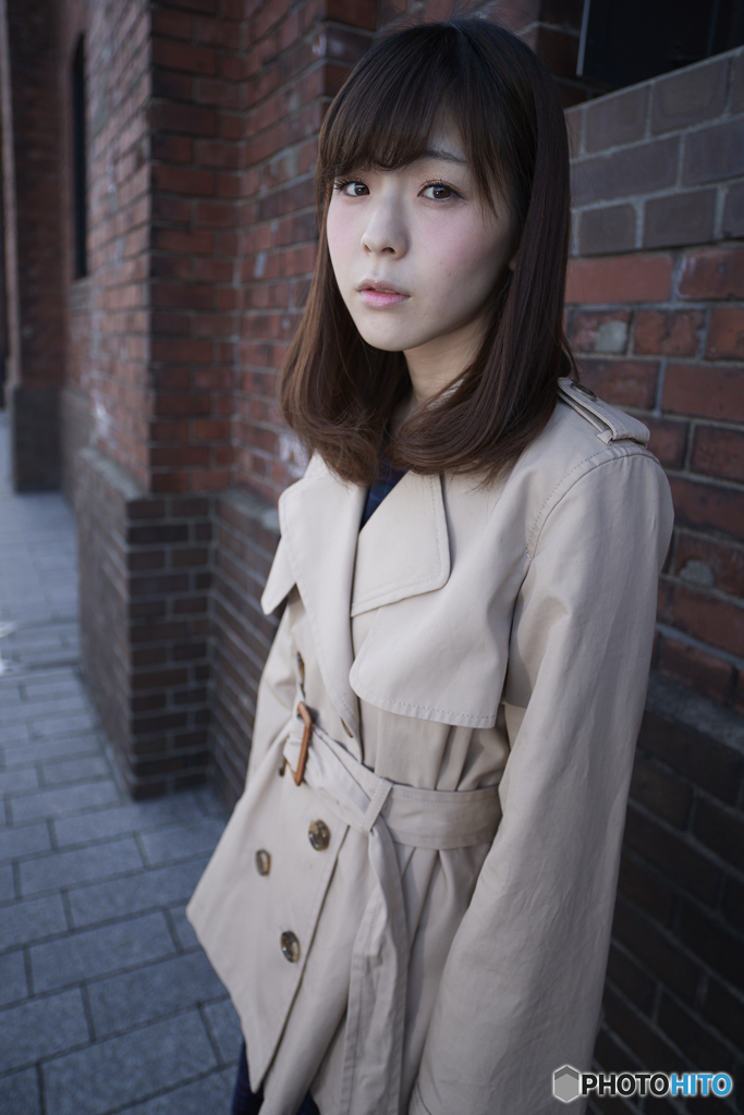 少女A　レンガ倉庫でたたずむ