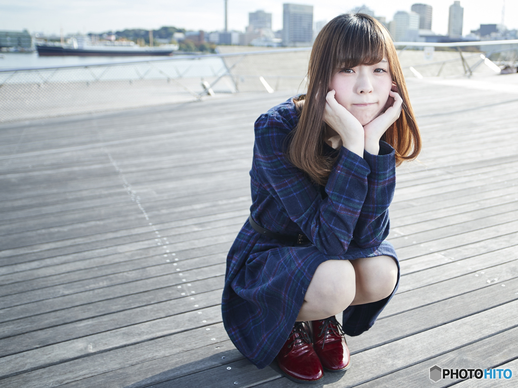 少女A　桟橋でしゃがむ
