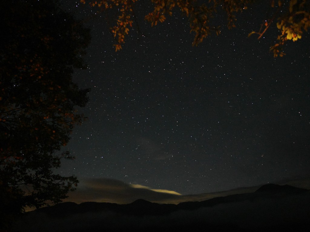 湖畔キャンプ場の星空