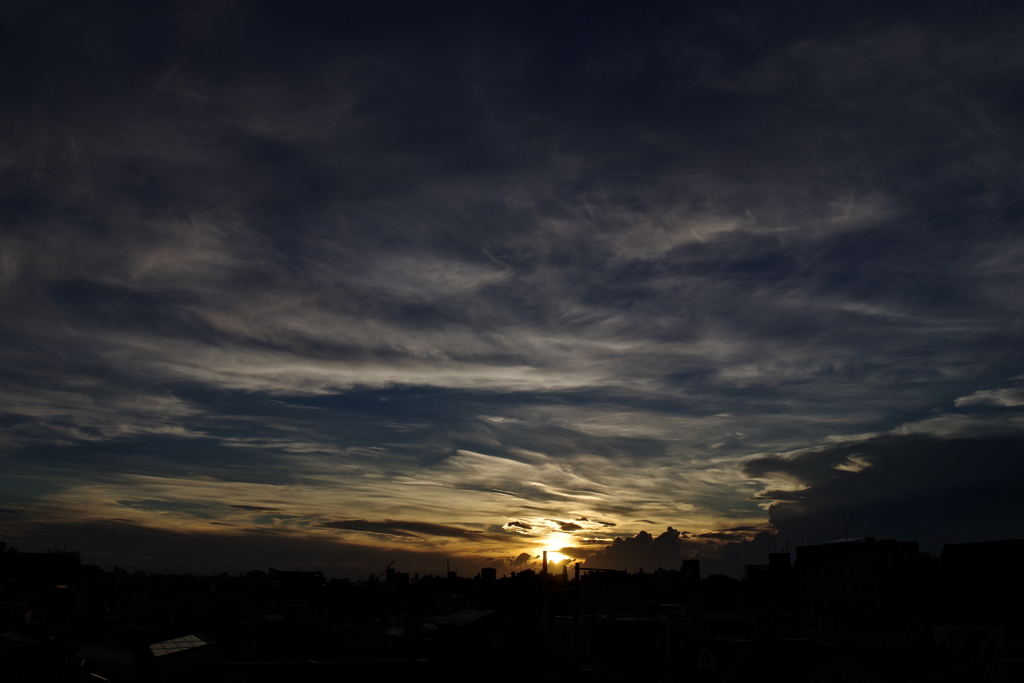 煙突に夕日