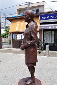 見送るさくら_柴又駅前