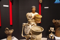 壺を持つ_国立歴史民俗博物館