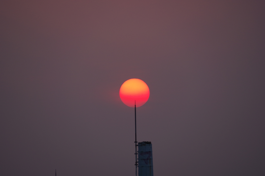 夕日に刺さる。