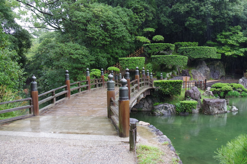 迎春橋と飛猿岩_栗林公園