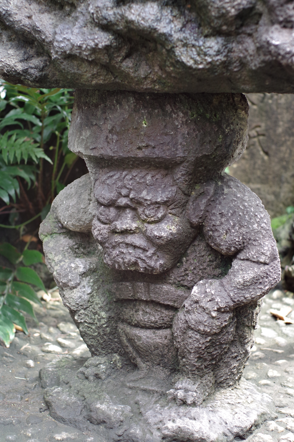 水鉢を頭に乗せた鬼_稲荷鬼王神社