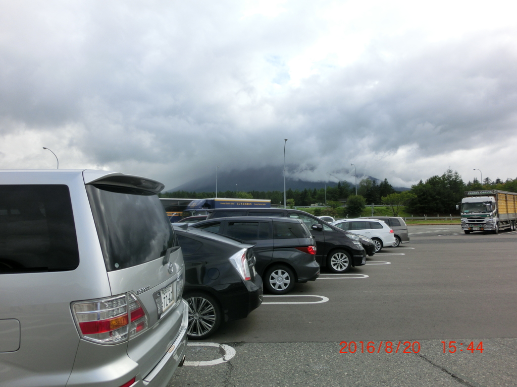 帰りの岩手山パーキング、半分より上が見えません。