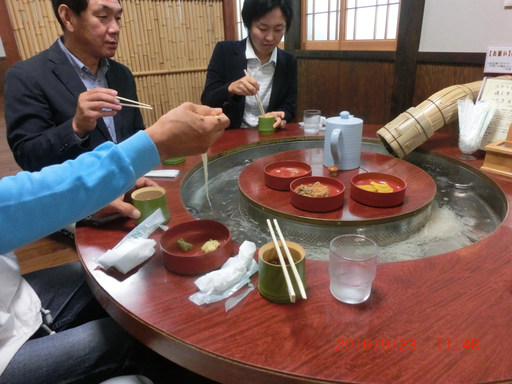 秋田三郷町、名水庵の流しそうめん