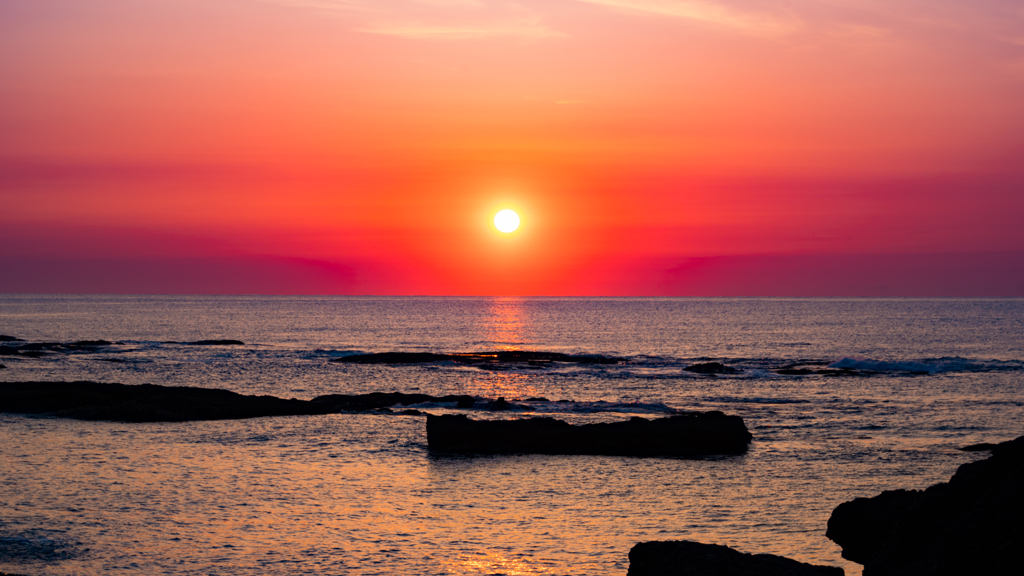 神宿る海岸よりいづる太陽