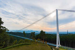 夕暮れを望む橋