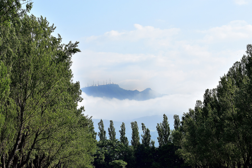 雲のかなたに手稲山