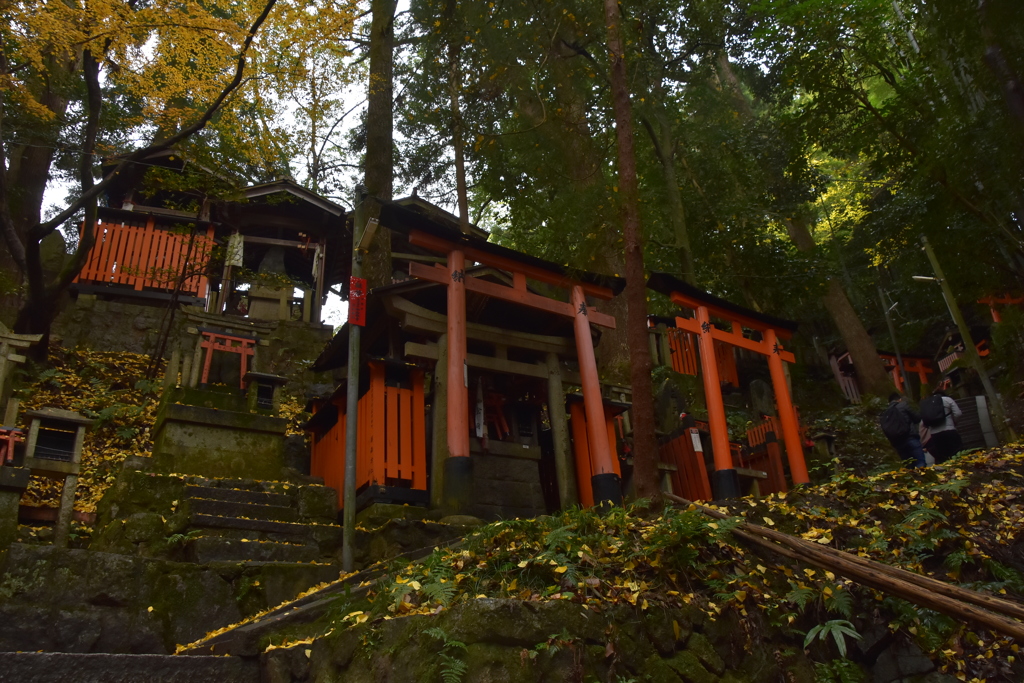 稲荷山のふもとに