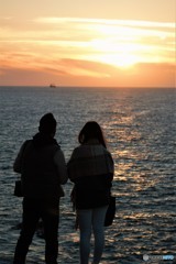 夕日の海岸と二人