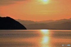 日が沈みゆく湖