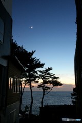 海沿いの民家と月