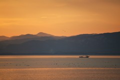 夕暮れと漁船