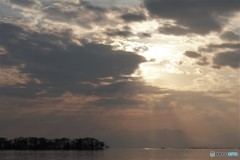 夕日が射し込む湖