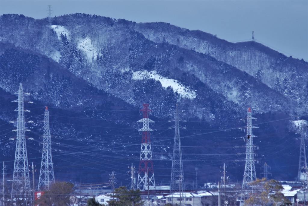 山と鉄塔