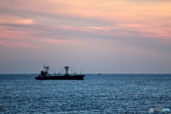 夕暮れと船