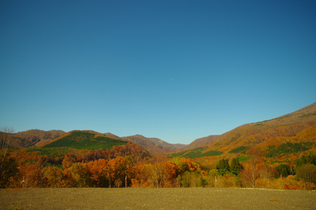 秋の山と空