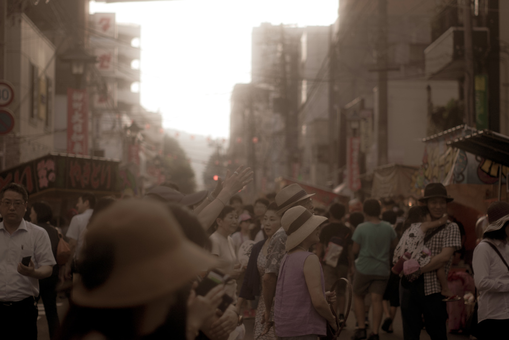 祭りに賑わう人々