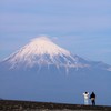 富士を見上げる