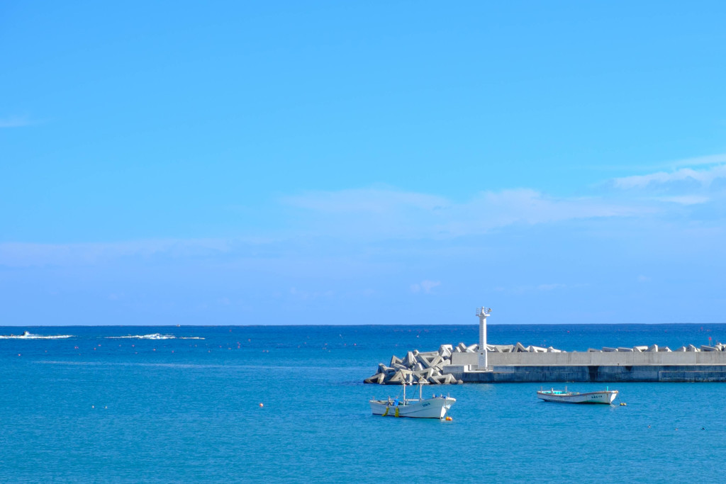 海と灯台と船