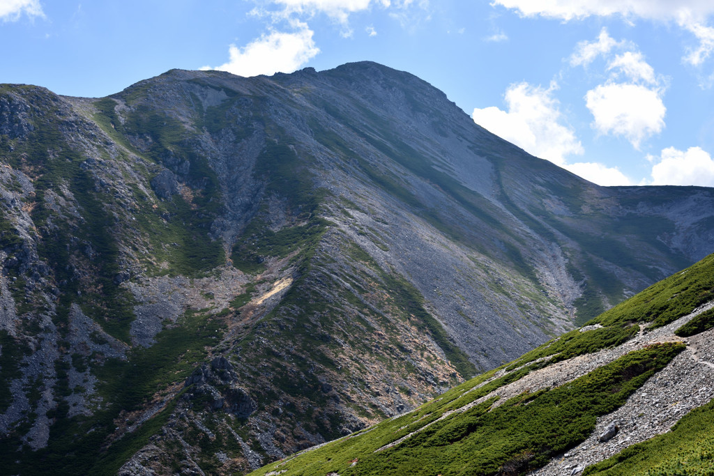 立ちはだかる小赤石岳