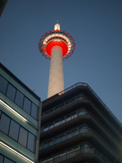 見上げれば京都タワー