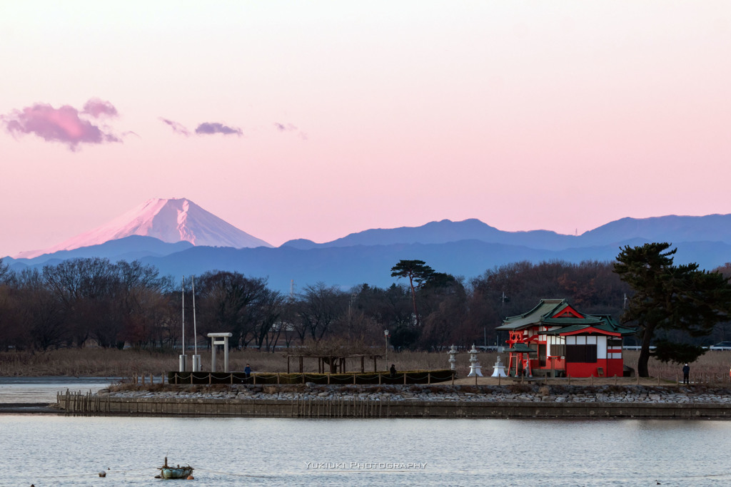 朝焼けの富士山と浮島弁財天