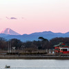 朝焼けの富士山と浮島弁財天