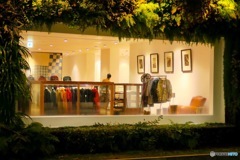 窓ごしの洋服店。