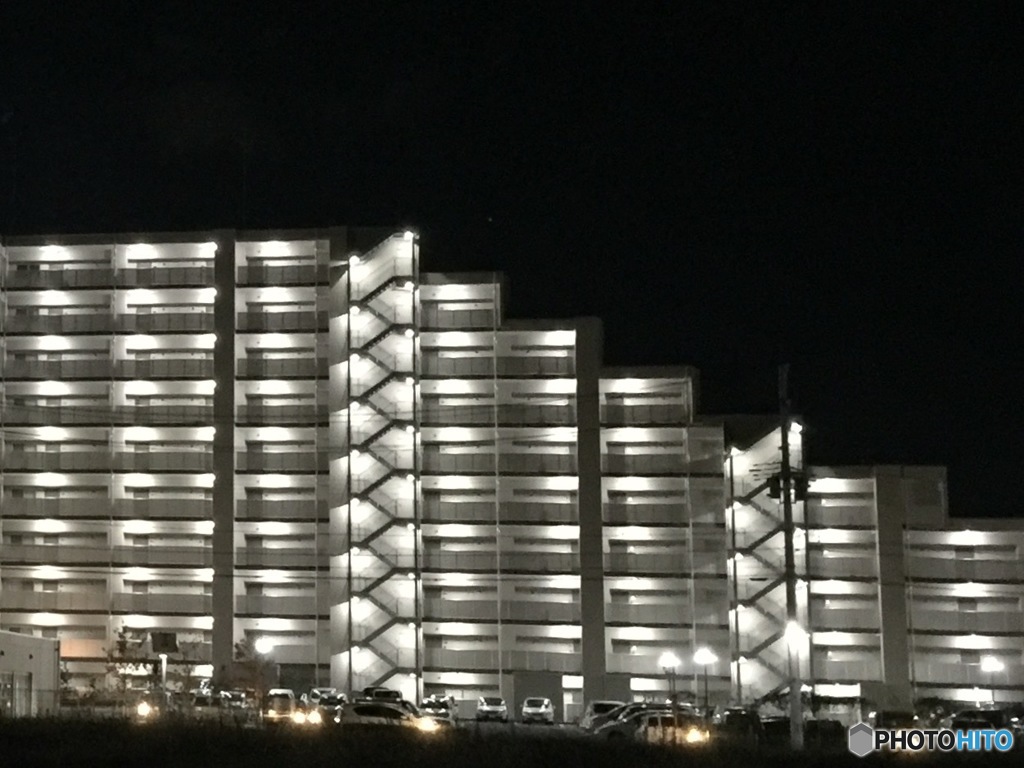 浮き上がったマンション。