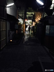 路地に消えた。