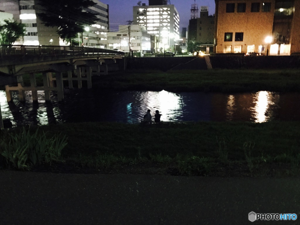 川辺の二人