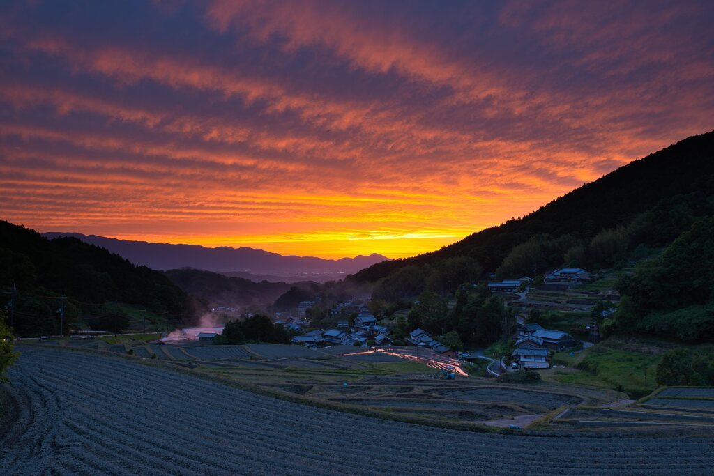 原風景に陽が沈む　参