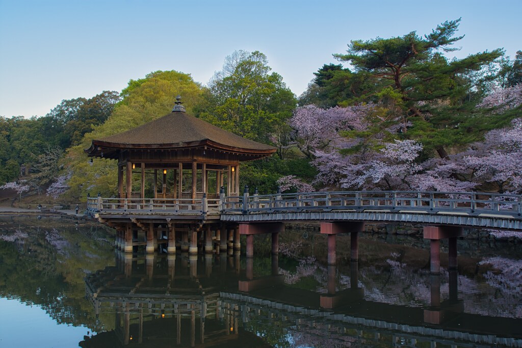 春の浮見堂